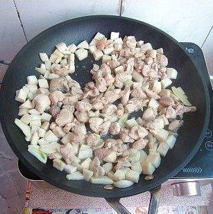 蜂蜜杏鲍鸡丁,待菇丁变软后,倒入鸡丁,拌炒