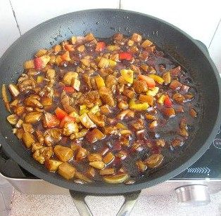 蜂蜜杏鲍鸡丁,将事先准备好的调料倒入锅中,大火炒约1分钟,加入红、黄甜椒,稍煮一下,再加入淀粉水,现磨入一点黑胡椒,收浓汁即可