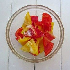多彩杂蔬随意串,青、红甜椒撒上一点点盐,拌匀,半个<a style='color:red;display:inline-block;' href='/shicai/ 595'>柠檬</a>切成小块备用