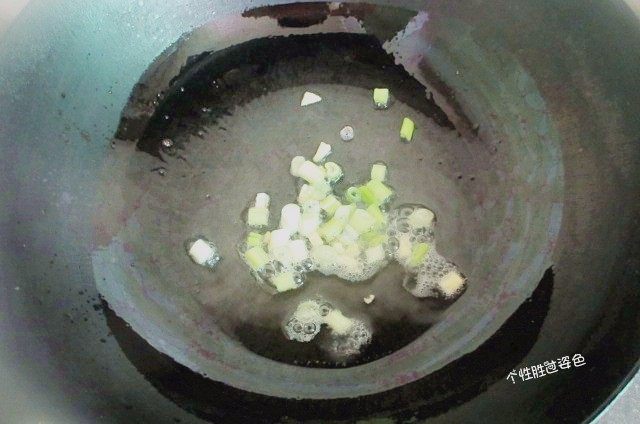 蛋皮包饭,超锅内放入少许油,放入葱花姜末爆香