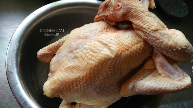 粵菜经典【白切鸡】 泡鸡秘诀保证肉质嫩滑,白切鸡一定要选好的走地鸡,也就是散养鸡。清理干净后2斤半左右的鸡,以未下过鸡蛋,或者差不多要下蛋的母鸡为最佳。(这种鸡粤语
