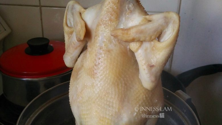 粵菜经典【白切鸡】 泡鸡秘诀保证肉质嫩滑,捞起来抖一抖水。再放进去,泡8分钟,捞起来,抖水。