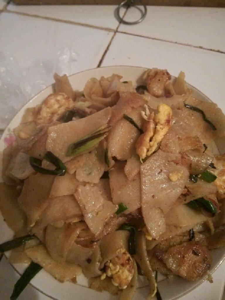 五花肉炒豆皮,开始炒了，先煎好<a style='color:red;display:inline-block;' href='/shicai/ 9'>鸡蛋</a>出锅，再炒肉，然后放蒜苗，再接着放豆饼，放点豆瓣酱，盐，鸡精，快出锅时放入<a style='color:red;display:inline-block;' href='/shicai/ 9'>鸡蛋</a>。总共炒个大概3—5分钟就可以了。