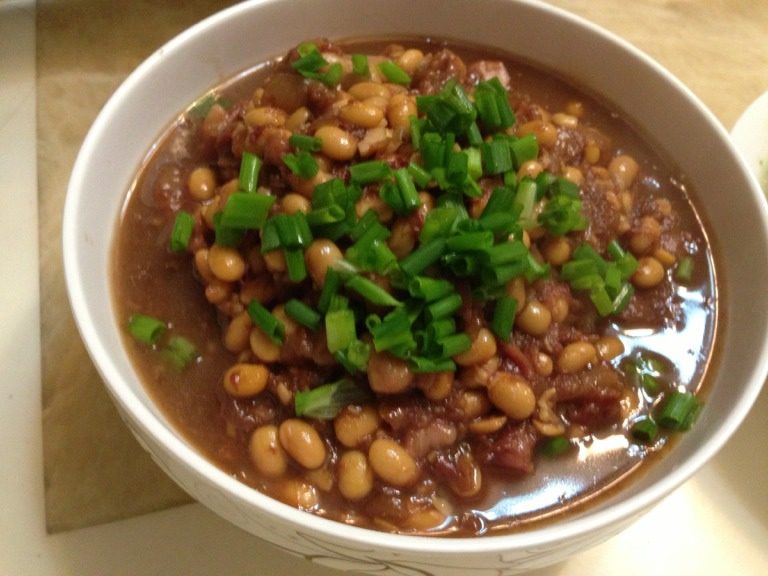 黄豆猪脚,放入葱。