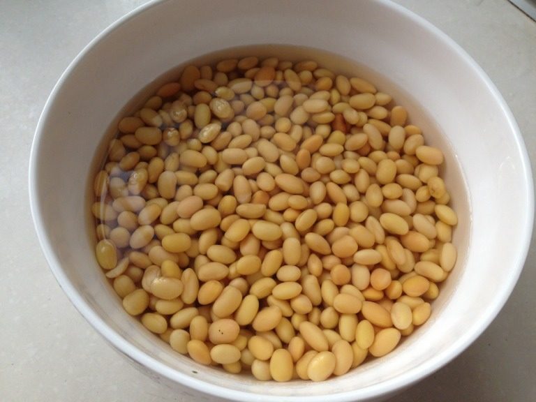 黄豆猪脚,放入<a style='color:red;display:inline-block;' href='/shicai/ 692'>酱油</a>，泡过的<a style='color:red;display:inline-block;' href='/shicai/ 3603'>黄豆</a>，再加水煮90分钟。