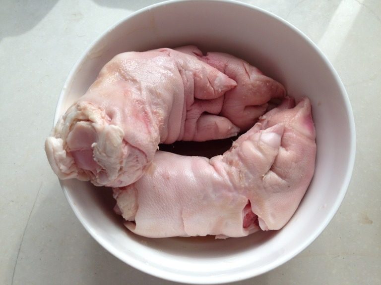 黄豆猪脚,猪脚绰血水。在锅中翻炒。