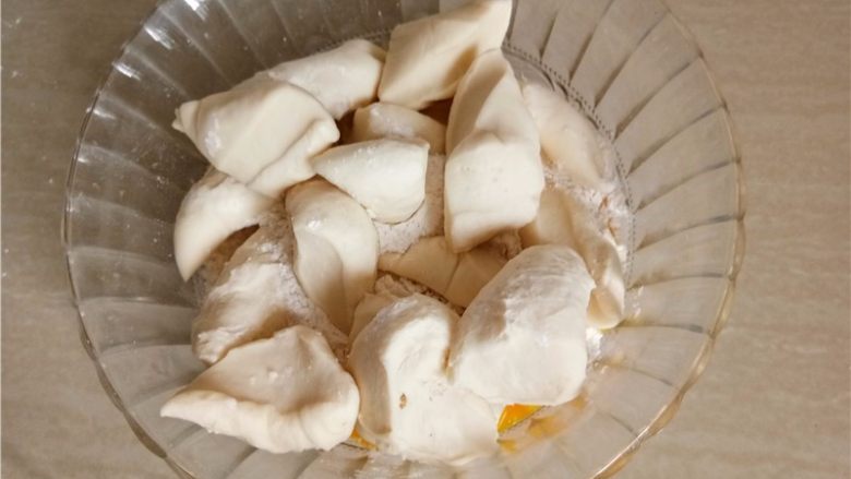 日式牛奶卷,发酵好的中种面团撕成小块,加入主面团(辅料)除黄油外的材料混合揉成光滑面团