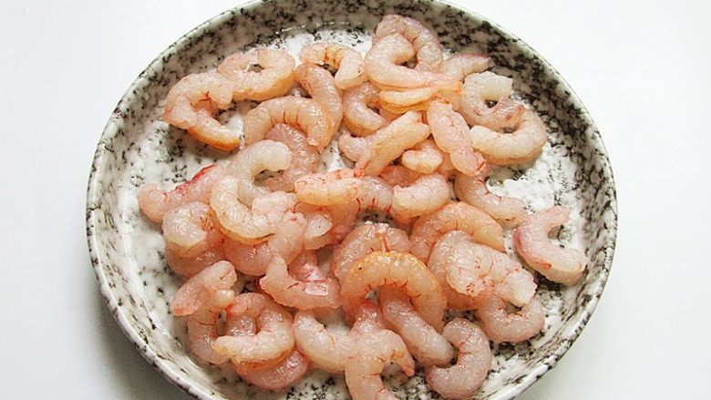 丝瓜炒虾仁,对虾清洗干净剥去壳,用牙签挑去虾线