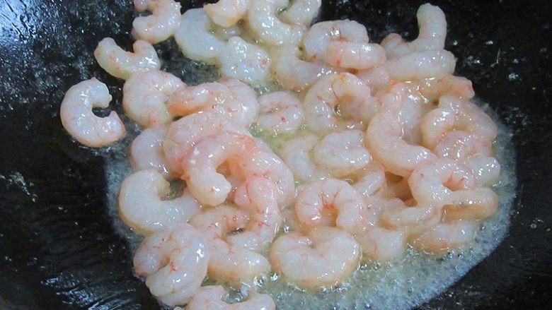 丝瓜炒虾仁,热锅注入油,六分热倒入虾仁滑炒一分钟即可捞出