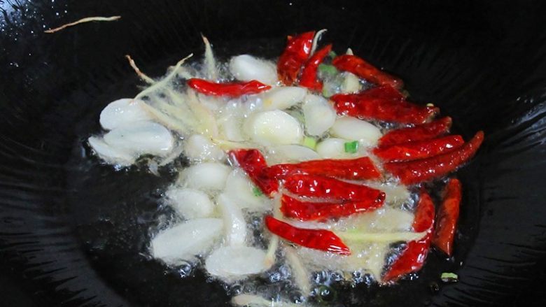 丝瓜炒虾仁,另起一锅,锅预热注入油,放进姜丝、蒜头、红干椒煸炒出香味