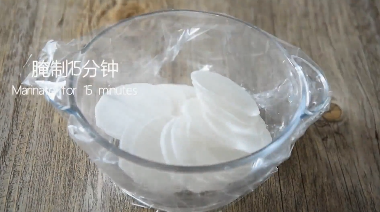 这样做的萝卜美味可口,凉菜少不了它!,腌制15分钟