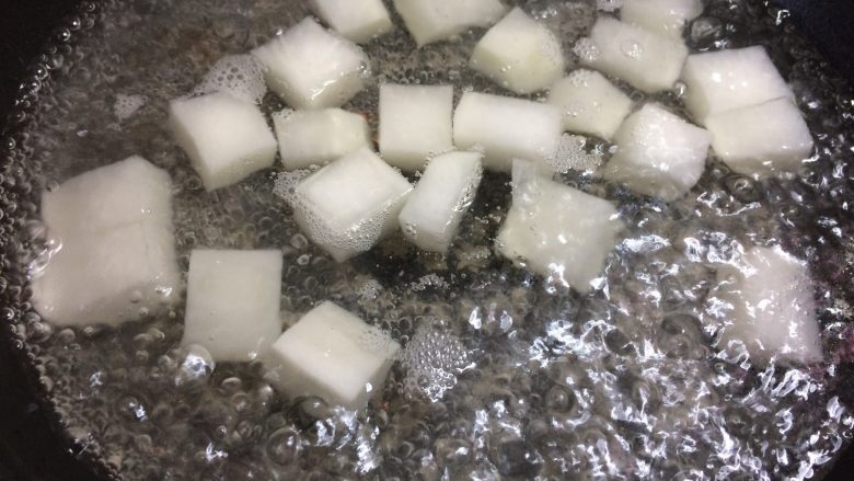 牛肉炖萝卜,萝卜去皮切块后后,焯一下水去掉苦味。