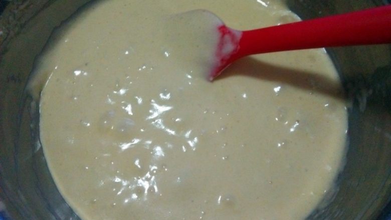 无水蜂蜜小蛋糕,用搅拌也翻拌均匀;