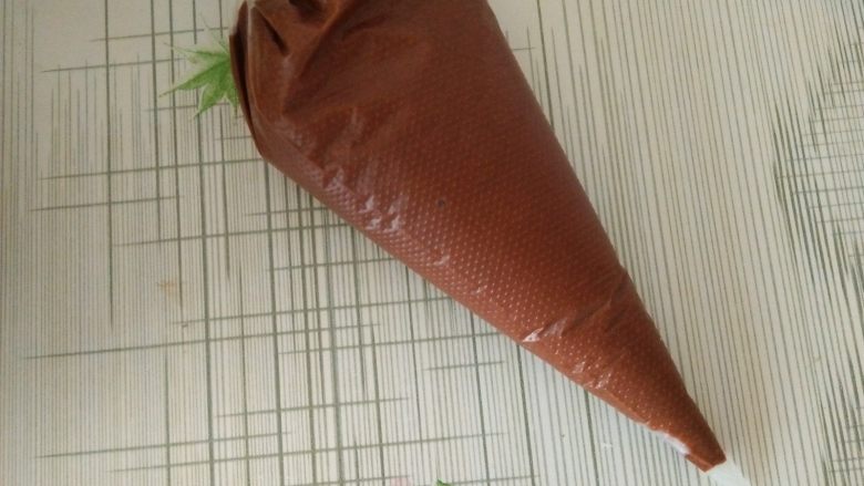 巧克力熔岩蛋糕,搅拌好的蛋糕糊倒入裱花袋中;