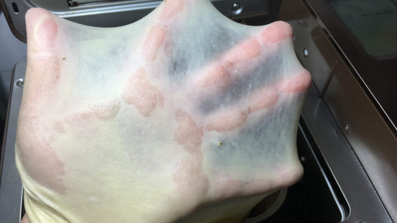 香蕉辫子吐司,揉面结束后检查面团状态,可以扯出很薄的手套膜。