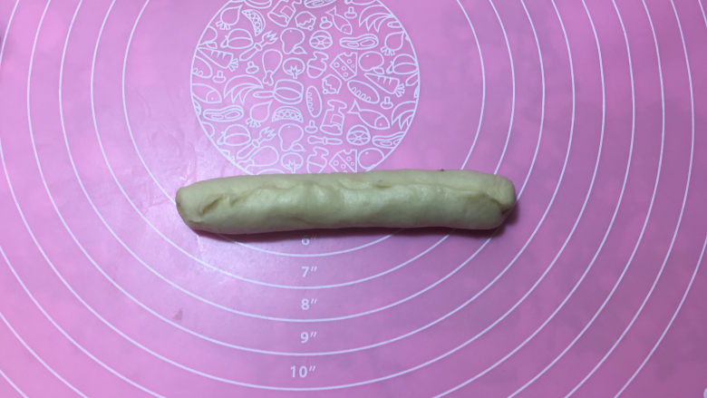香蕉辫子吐司,由上向下卷起,收口处收紧。