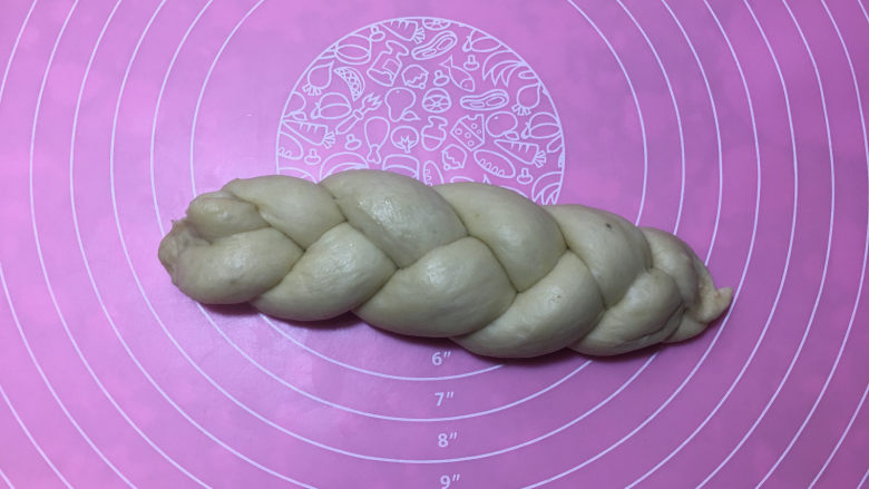 香蕉辫子吐司,再编另一侧的辫子,两头收紧口,这样辫子就编好了。