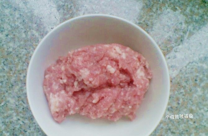 香菇肉沫拌面,猪肉末里加入料酒,盐,生抽搅拌至有粘性