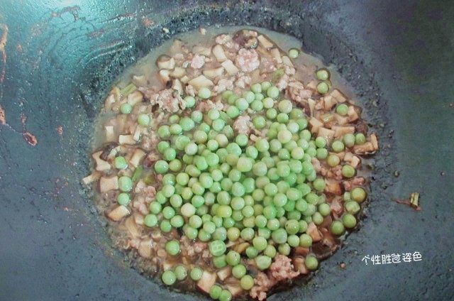 香菇肉沫拌面,锅热后加入一到两汤匙油,加入肉沫,翻炒至变肉沫变色。加入香菇丁和豌豆,用盐,酱油和胡椒粉调味。