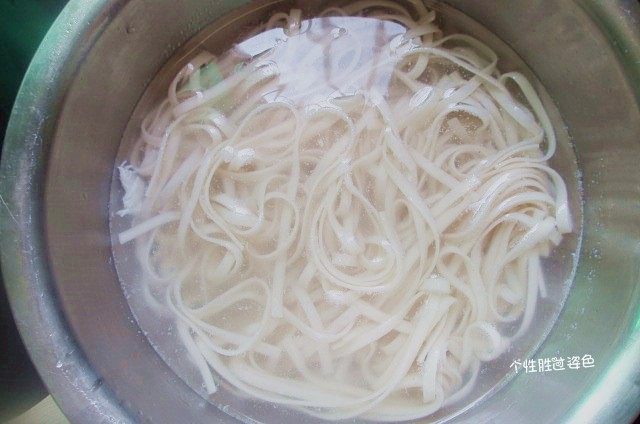 香菇肉沫拌面,面条煮熟后捞起,过凉水,保持面条弹性