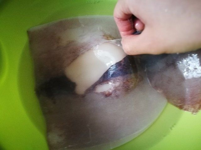 【Cathy边吃边营养】— 鱿鱼卷清炒蒜,撕掉鱿鱼表面的黑膜,把鱿鱼冲洗干净