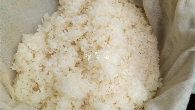 自制酒酿(酸奶机版),蒸好的糯米,彻底晾凉;