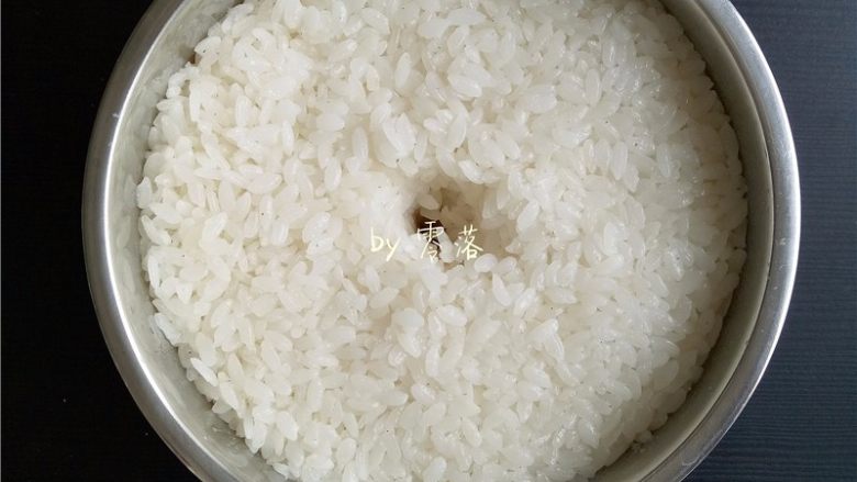 自制酒酿(酸奶机版),将酸奶机内胆彻底消毒后,将糯米放入内胆,用无油无水的勺子压紧,中间掏一个洞;