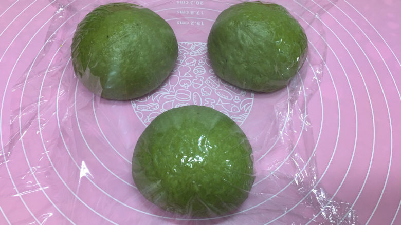 抹茶凤梨全麦面包,取出面团进行排气后平均分成三份,盖保鲜膜醒发15分钟。