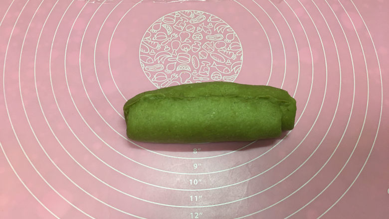 抹茶凤梨全麦面包,由上向下卷起,收口处捏紧。