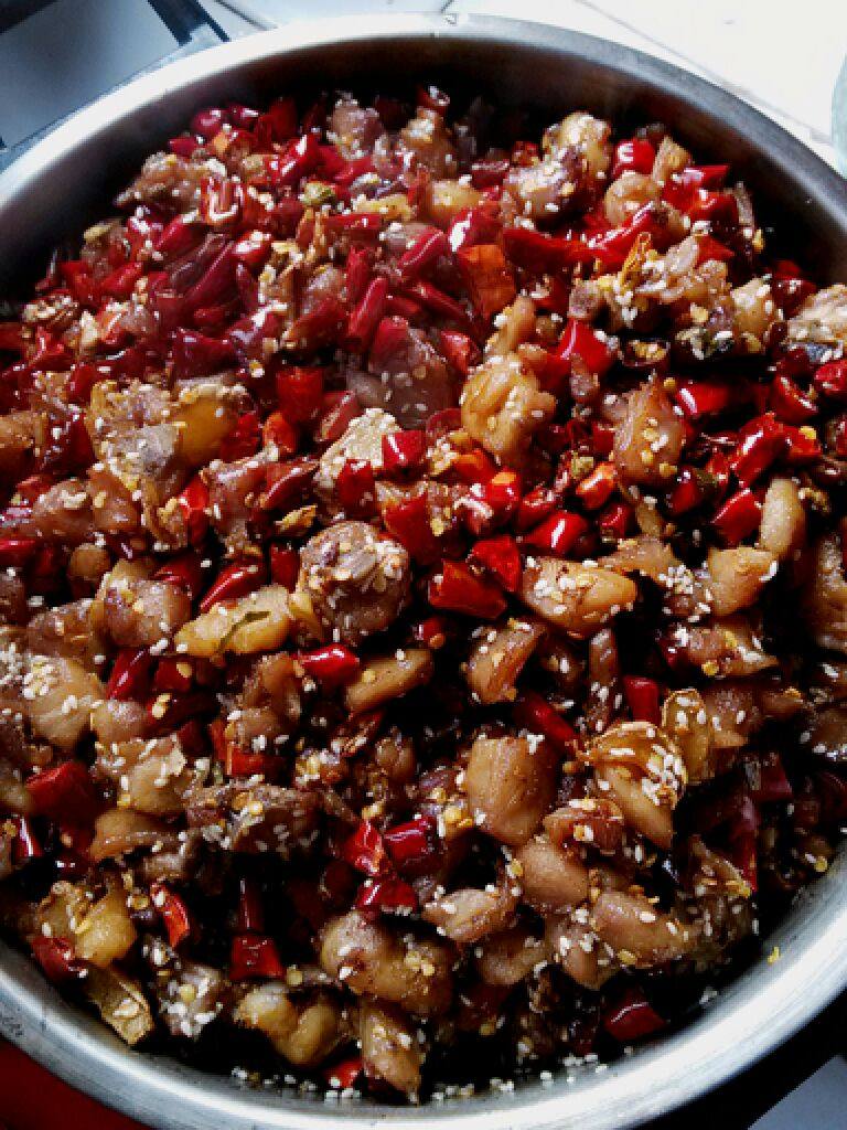 冷吃兔,加豆油，<a style='color:red;display:inline-block;' href='/shicai/ 10588'>糖</a>，<a style='color:red;display:inline-block;' href='/shicai/ 756'>鸡精</a>小火炒至上色，出锅前撒上<a style='color:red;display:inline-block;' href='/shicai/ 666'>芝麻</a>即可出锅食用