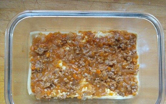 意式肉酱千层面(附千层面、红白酱做法),在烤盘底部刷一层白酱,盖一片千层面皮,再刷白酱,铺番茄肉酱