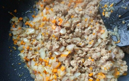 意式肉酱千层面(附千层面、红白酱做法), 放入猪肉蓉、盐和黑胡椒粉翻炒