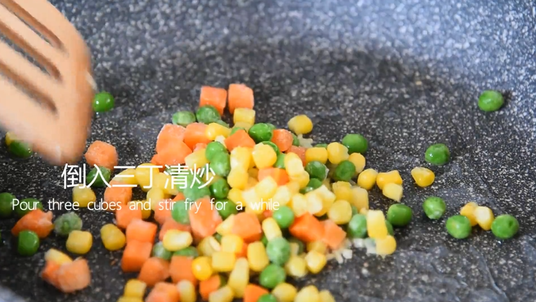 大厨教你做“福袋”,营养美味而且方法简单,倒入三丁清炒