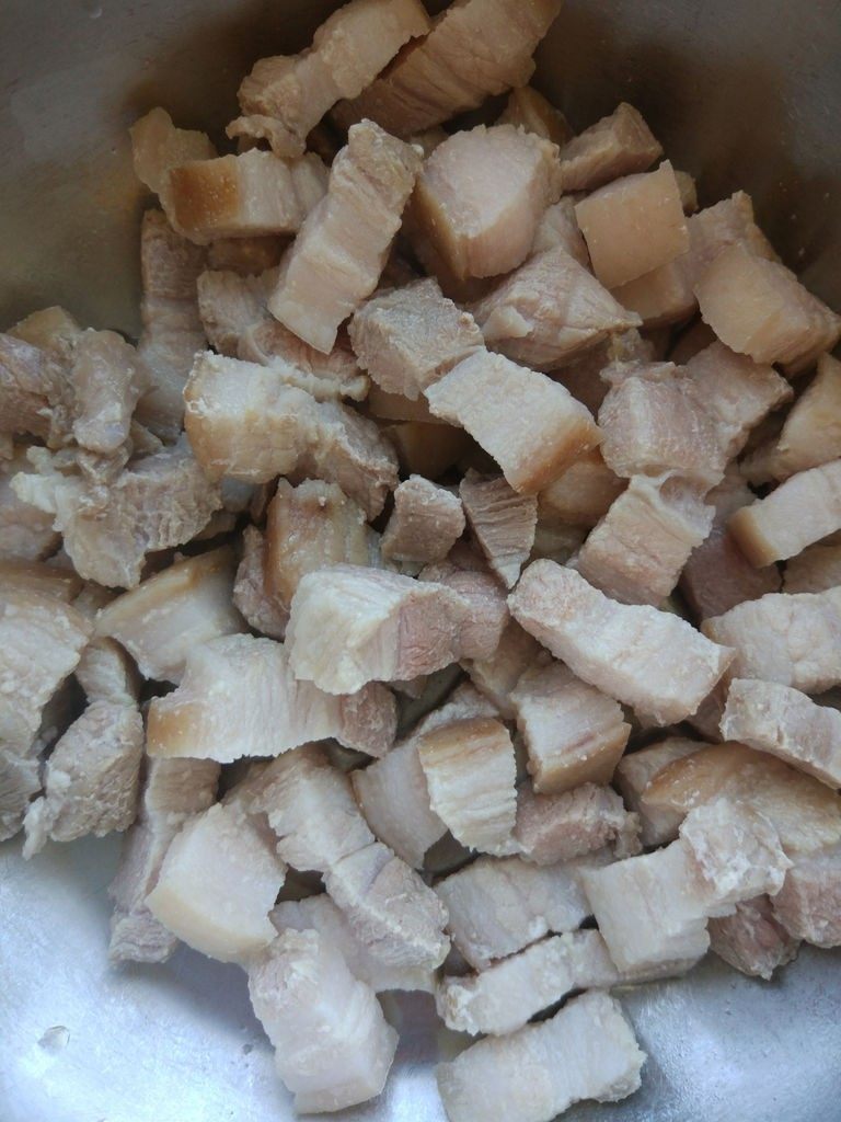 电压力锅版卤肉饭,入冷水,加少许葱段和姜片,煮沸后焯水捞出,沥净水份备用。