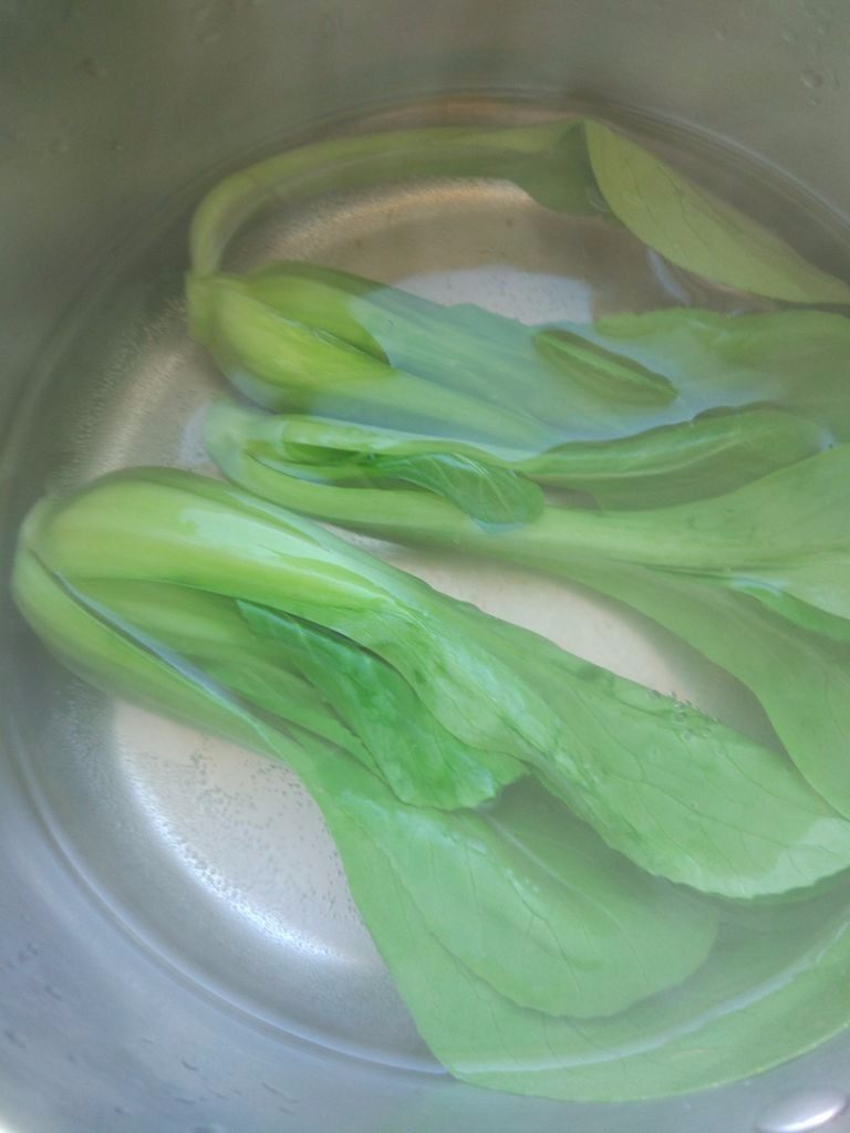 电压力锅版卤肉饭,收汤的同时,将洗好的油菜在盐水中焯一下,沥净水份。