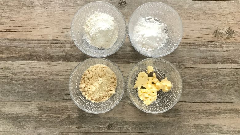黄桃香酥面包,一发的时候我们来制作香酥粒和卡仕达酱
1)先制作香酥料:
a.准备香酥料材料,黄油切小丁。