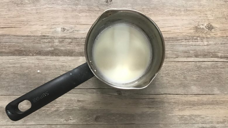 黄桃香酥面包,b.加热至开始沸腾,离火。
