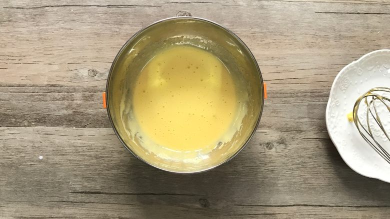 黄桃香酥面包,c.另一半的糖(10克)加入蛋黄内,搅打至糖融化颜色发白。