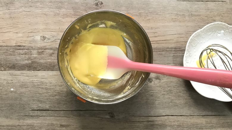 黄桃香酥面包,d.加入低粉,拌匀。