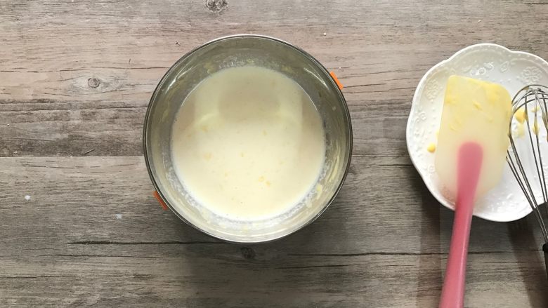 黄桃香酥面包,e.加入另一半牛奶(45克),拌匀。