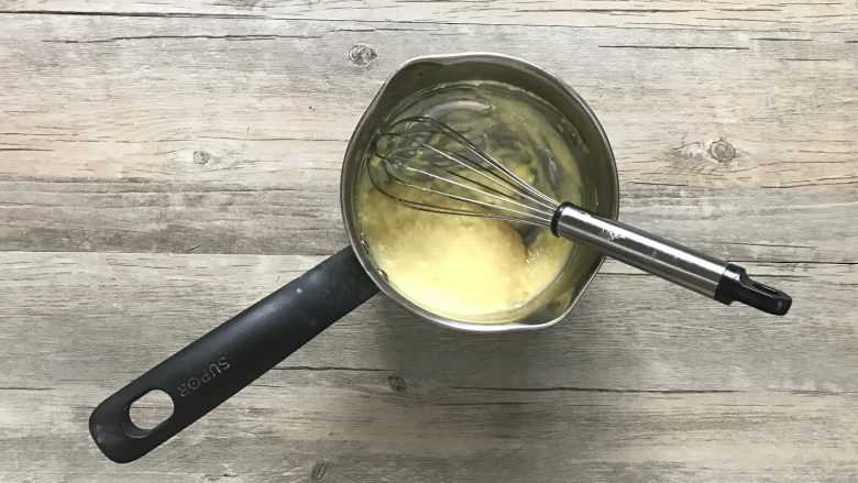 黄桃香酥面包,h.搅打顺滑后,装入裱花袋备用。