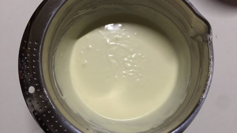 百香果冻芝士蛋糕,加入芝士液中,可用刮刀或蛋抽搅拌至看不见漂浮的淡奶油