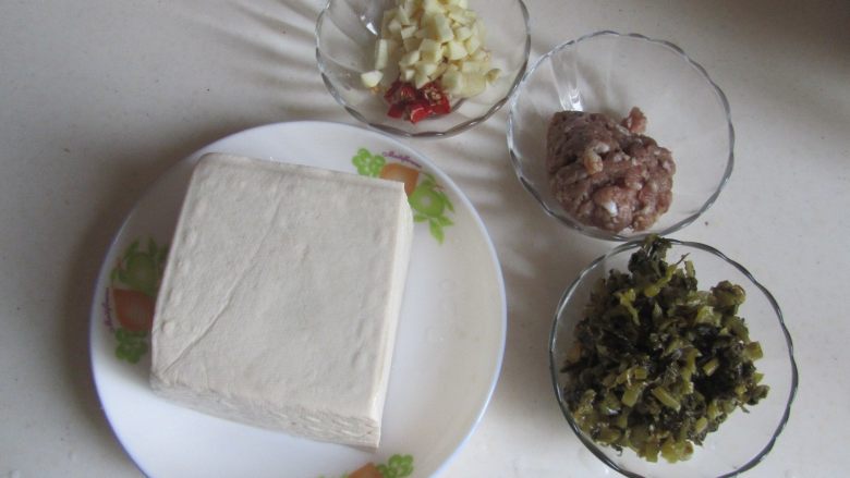雪菜肉末烧豆腐,准备好原料;