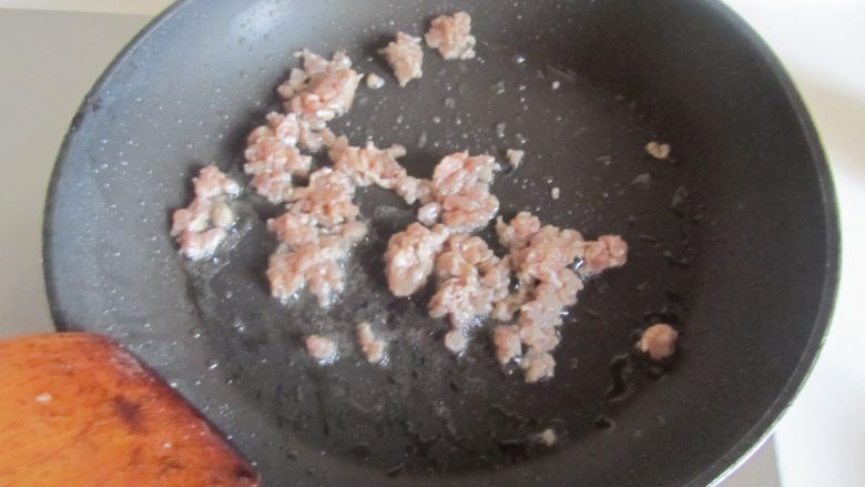 雪菜肉末烧豆腐,锅中留少许油, 下入肉末煸炒;