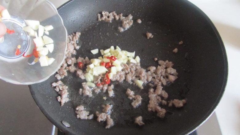 雪菜肉末烧豆腐,肉末煸炒变色后加入蒜末和<a style='color:red;display:inline-block;' href='/shicai/ 86663'>红辣椒</a>翻炒;