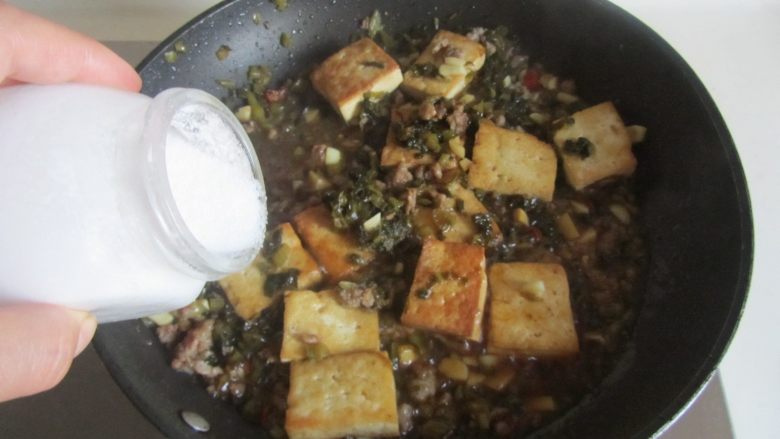雪菜肉末烧豆腐,最后加入少许盐, 大火收汁即可。