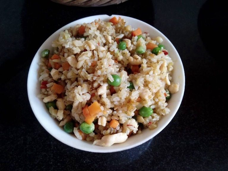 蛋包饭,加入刚才超好的胡萝卜丁和鸡丁适量，翻炒，加味精，翻炒，起锅（图中的青豆是前一天吃剩下的，所以没有在此提及）