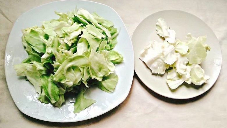 培根炒手撕包菜,
用手把包菜撕小块,粗一些的菜梗放一边,洗干净备用