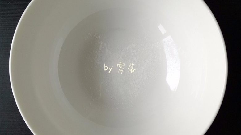 自制老酸奶,无油无水的容器里,倒入酸奶发酵剂;
