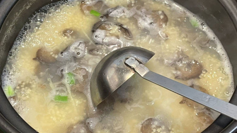 海参百合芹菜小米粥(吃得耳朵都竖起来),边煮边搅拌